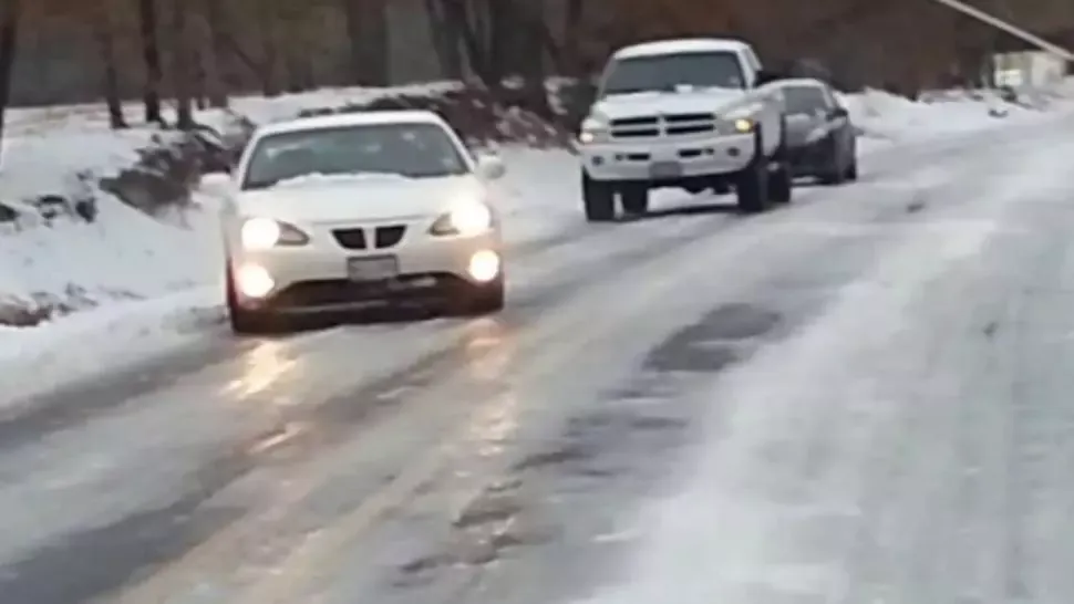 Ce este gheața neagra, unul dintre cele mai mari pericole pentru șoferi iarna