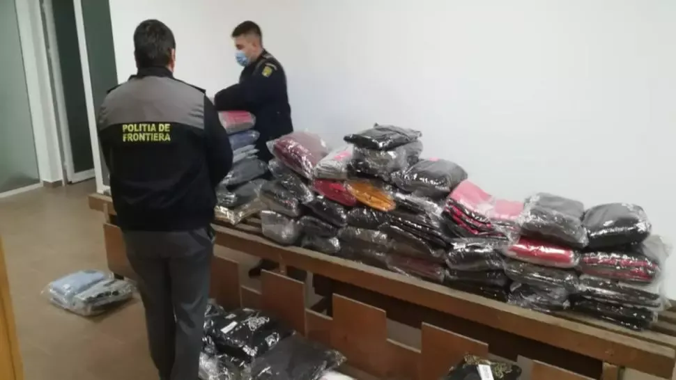 FOTO | Un cetățean bulgar a fost prins cu haine contrafăcute de peste 77.000 lei, la Vama Veche