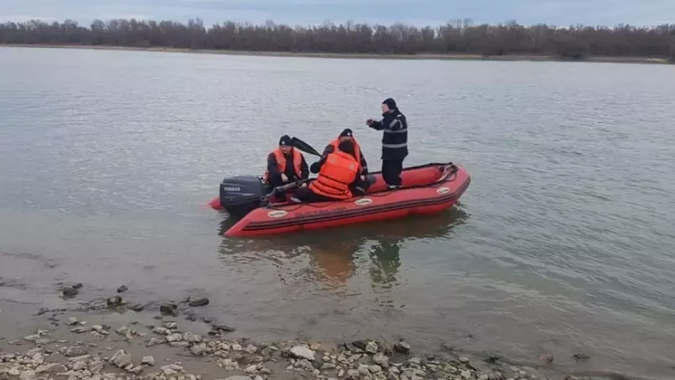 Operațiune de salvare pe brațul Borcea. Doi bărbați s-au răsturnat cu barca