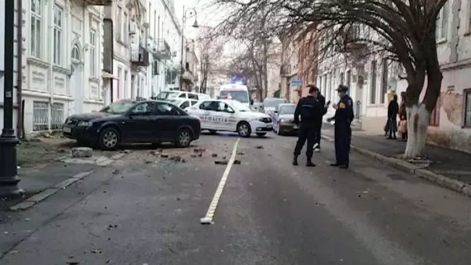 Ploaie de cărămizi peste mașini parcate, la Constanța
