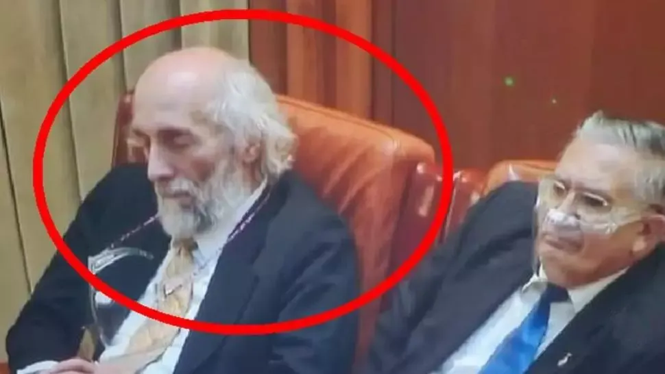 Somn sau meditație? Cum explică un parlamentar AUR fotografiile în care pare să doarmă