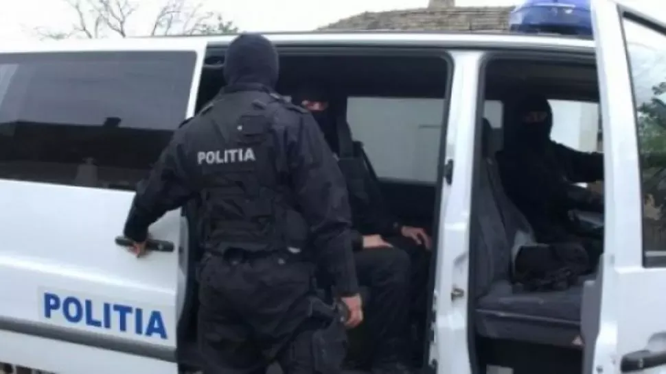 Descinderi în FORȚĂ, în 3 județe, la artiști-falși, bănuiți de obținerea ilegală a unor indemnizații de sprijin Covid