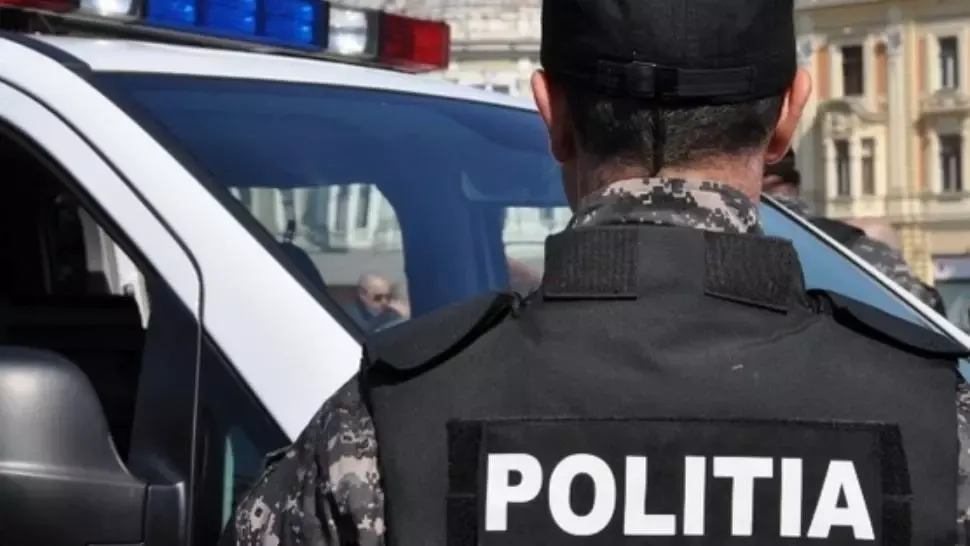 Scandal în Oradea. Femeie încătușată pe stradă. Amendă uriașă pentru injurii și nepurtarea măștii corespunzător - VIDEO
