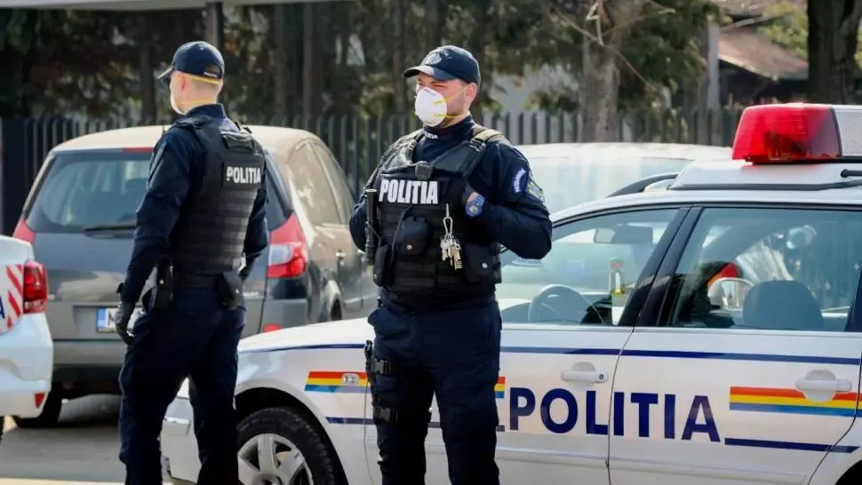 Polițiștii au găsit-o pe fata de 18 ani, urcată cu forța într-un autoturism și i-au prins pe cei doi tineri care au răpit-o