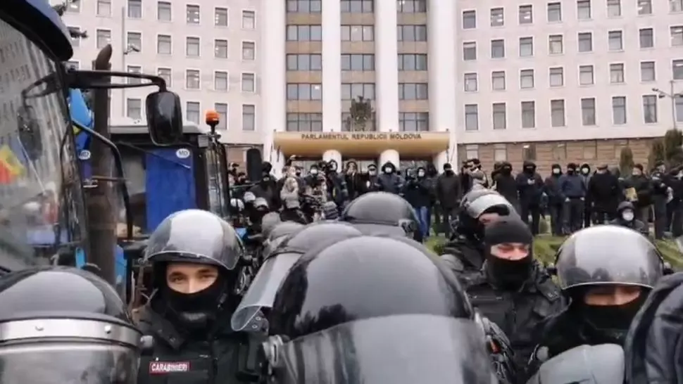 VIDEO |  Proteste violente ale fermierilor în Republica Moldova. Ce reclamă aceștia
