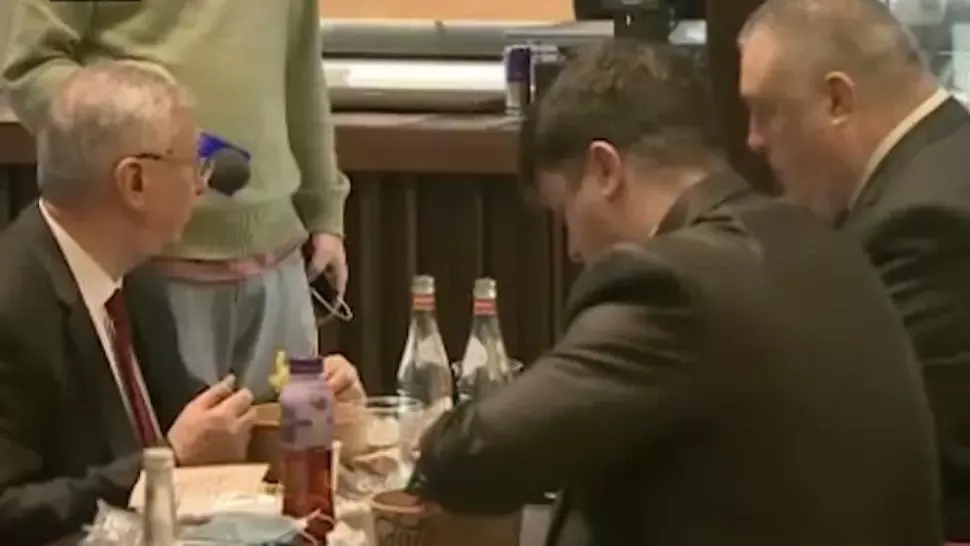 Parlamentarii au ignorat regulile și la restaurant: surprinși în interior, fără mască, deși este INTERZIS