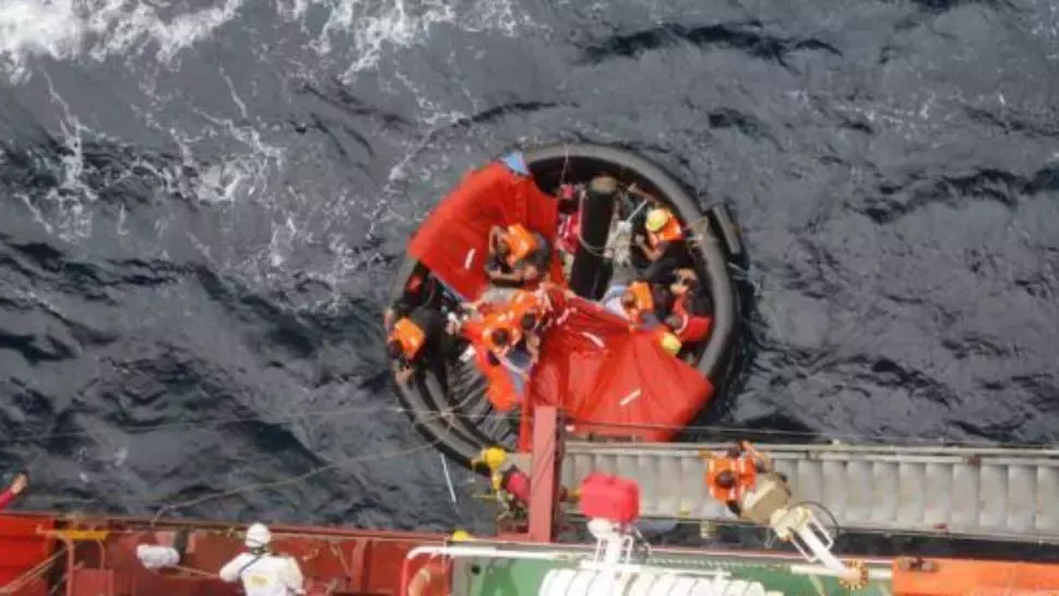 FOTO Erou de Crăciun - Un român a salvat mai mulți naufragiați de pe o navă lovită de ciclon în Marea Chinei de Sud