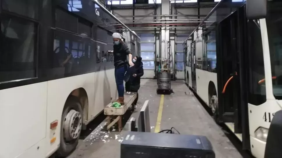Vehiculele STB pe care scrie „Primăria Capitalei” vor fi decolantate. Explicația lui Nicușor Dan