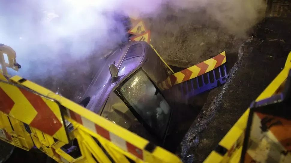 Accident spectaculos, în Capitală: mașină înghițită de groapă 