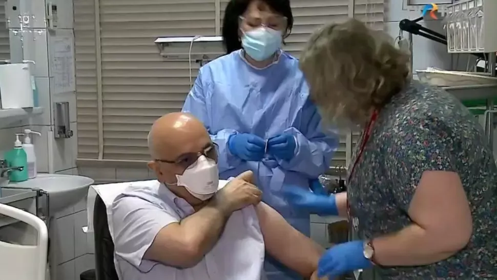VIDEO/ Șeful DSU, Raed Arafat, s-a vaccinat astăzi împotriva COVID-19: "Asta este speranța, calea de urmat pentru a reveni la o situație de semi normalitate". Câți români s-au imunizat până în prezent