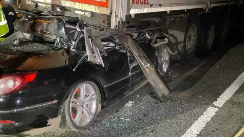 Sfârșit tragic pentru un tânăr de 25 de ani. A murit după ce a intrat cu mașina sub un TIR