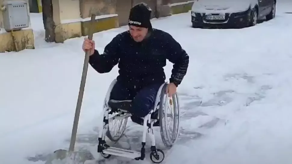 VIDEO Model de civism. Un bărbat fără picioare a ieșit la deszăpezit!