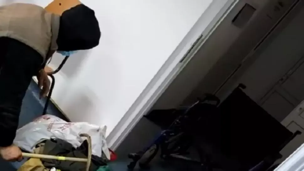 VIDEO Un medic și o asistentă, amendaţi în cazul bătrânului umilit pe holurile Spitalului Corabia