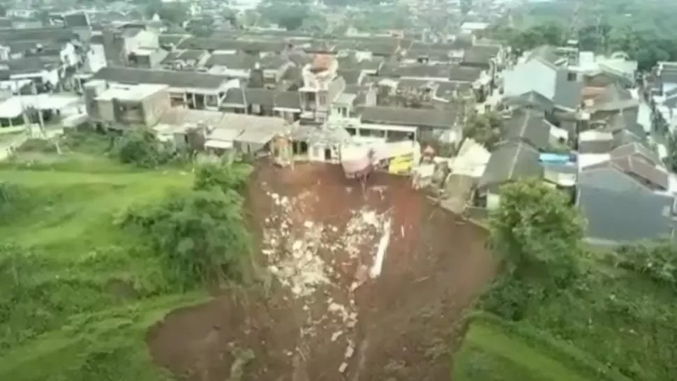 VIDEO | Zeci de oameni înghițiți de pământ, după două alunecări de teren. Imagini apocaliptice din Indonezia