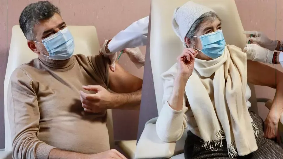 Marcel Ciolacu s-a vaccinat anti-COVID, împreună cu mama sa: „Cei din Guvern ar trebui să facă mai mult pentru persoanele vulnerabile”