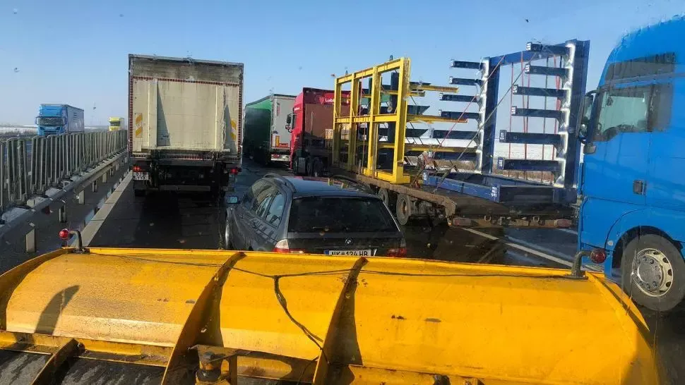 FOTO+VIDEO Cozi infernale pe banda de TIR-uri din Vama Nădlac, pe sensul spre Ungaria