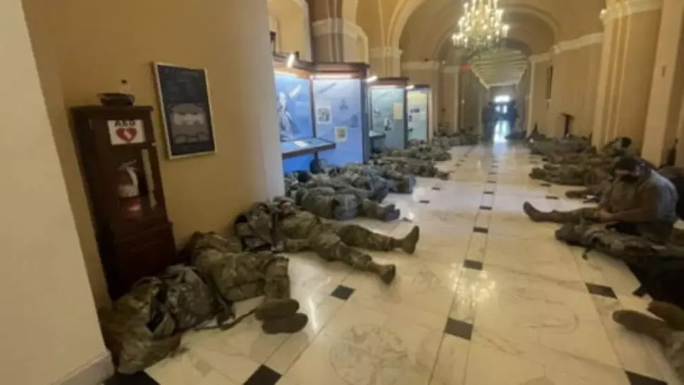 Cea mai aspră condamnare după asaltul asupra Capitoliului: Un american a primit 5 ani de închisoare pentru agresarea poliţiei