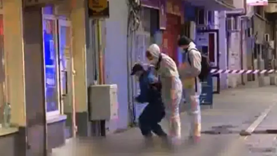 VIDEO Femeie și bărbat, ÎNJUNGHIAȚI într-un bloc din centrul Capitalei. Agresorul, căutat de polițiști - prima ipoteză, tulburătoare