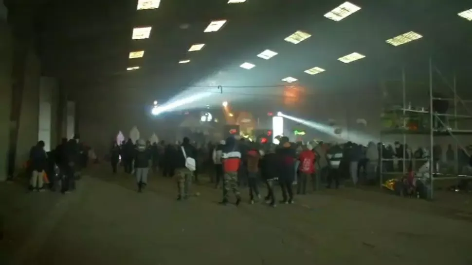 VIDEO În plină pandemie și restricții, aproape 2.500 de persoane au participat la o petrcere într-un orășel din Franța
