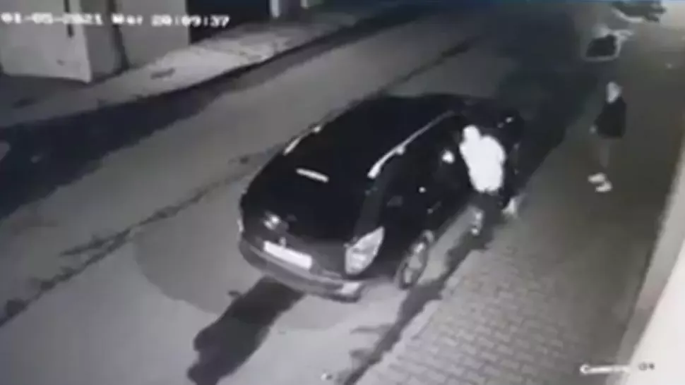 Minori prinși după ce au furat dintr-o mașină. Imagini INCREDIBILE surprinse de camerele de supraveghere