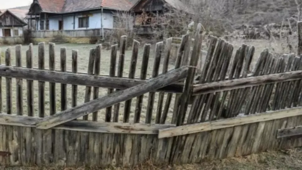 Broșuri cu informații false despre vaccinul anti-Covid, împărțite de bărbați îmbrăcați în haine călugăr