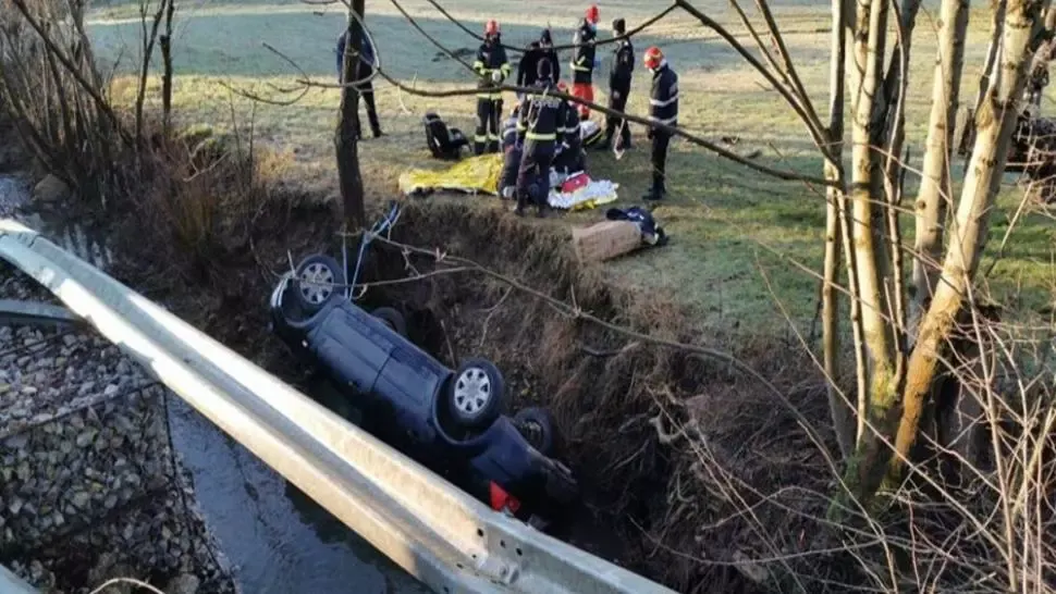  FOTO/ Accident grav în judeţul Bihor! Şofer în stop cardio-respirator după ce a căzut cu maşina într-un pârâu