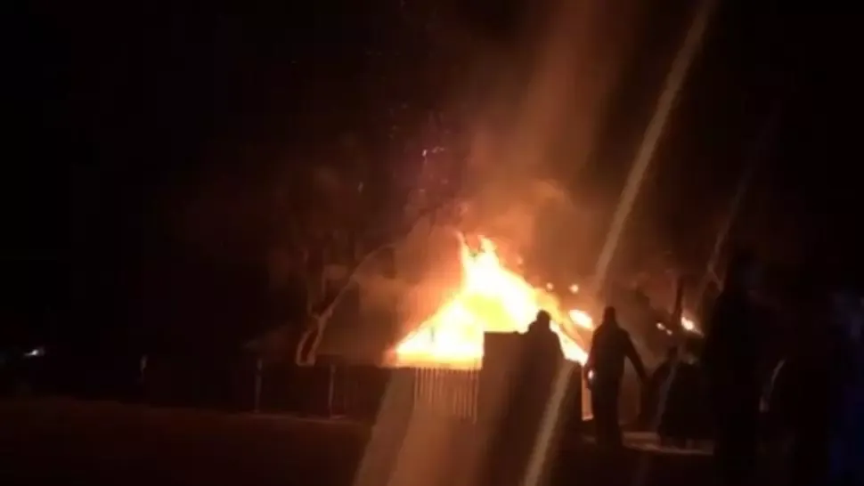 VIDEO Incendiu uriaș într-o comună din Iași, pompierii s-au luptat ore bune cu focul