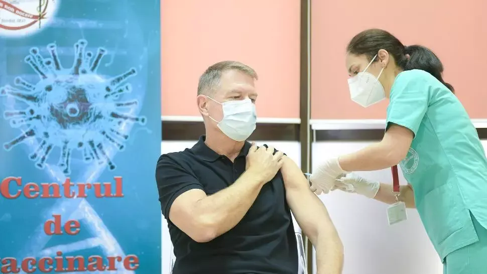 VIDEO -  A început etapa a doua de imunizare. Klaus Iohannis s-a vaccinat, public: "Subliniez că vaccinul este sigur"