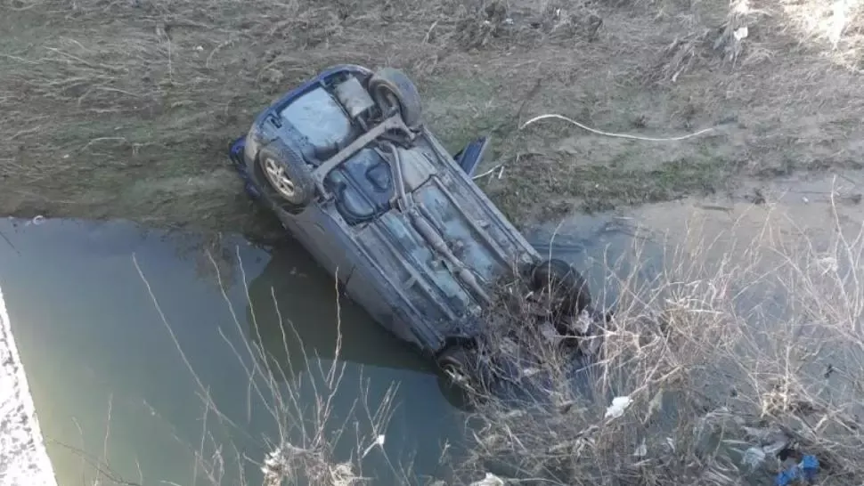 Au căzut cu mașina într-un pârâu. Cei doi pasageri au scăpat ca prin minune fără nicio zgârietură