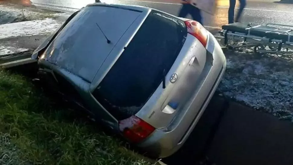 O șoferiță a fugit după ce a intrat cu mașina într-un podeț în jud. Satu Mare și a rănit o femeie! Măsura luată de Poliție - FOTO