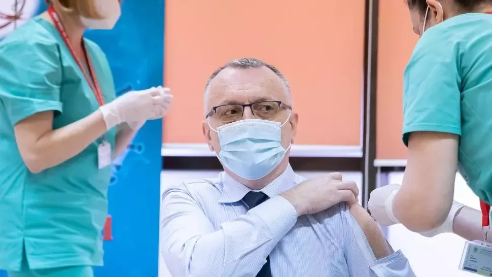 Ministrul Educației a suprins pe toată lumea cu cămașa sa, la vaccinarea anti-coronavirus - Din ce motiv nu și-a expus public tot brațul