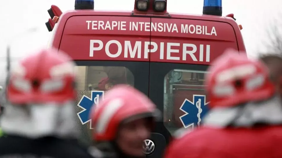 Incendiu violent într-un bloc din Baia Mare: un mort, zeci de persoane evacuate