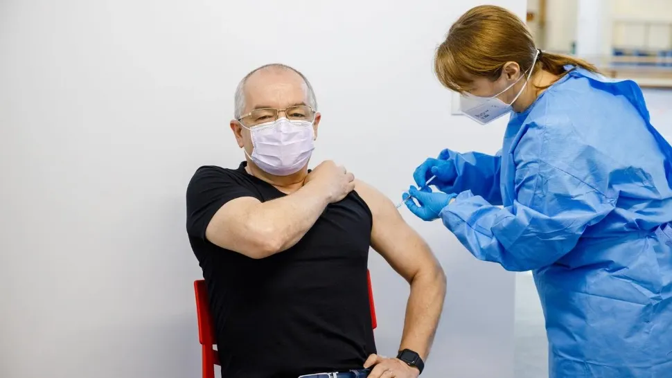 Emil Boc s-a imunizat anti-COVID cu vaccinul de la AstraZeneca. Cum se simte edilul
