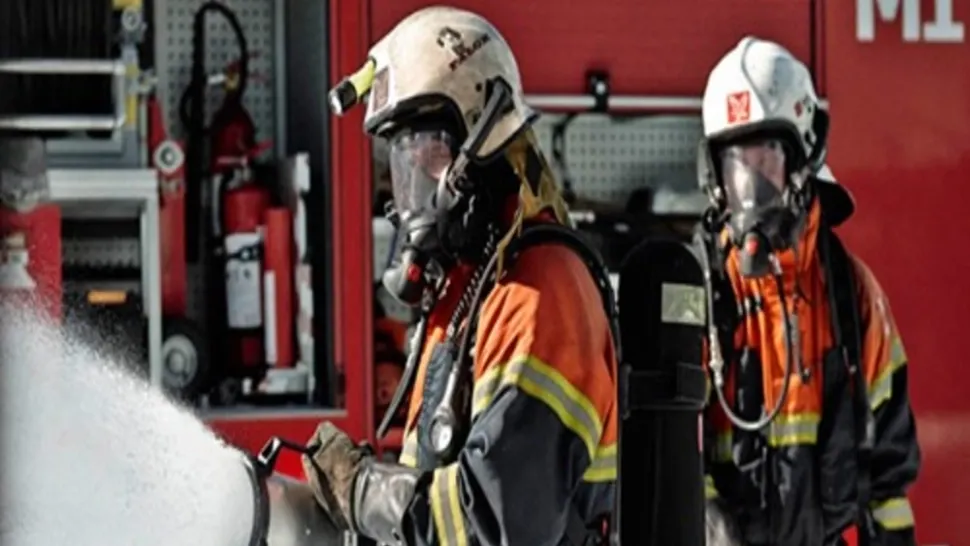 Incendiu la o fabrică de mobilă din Ploiești. Au ars materialele de lemn depozitate și peretele unei vulcanizări 