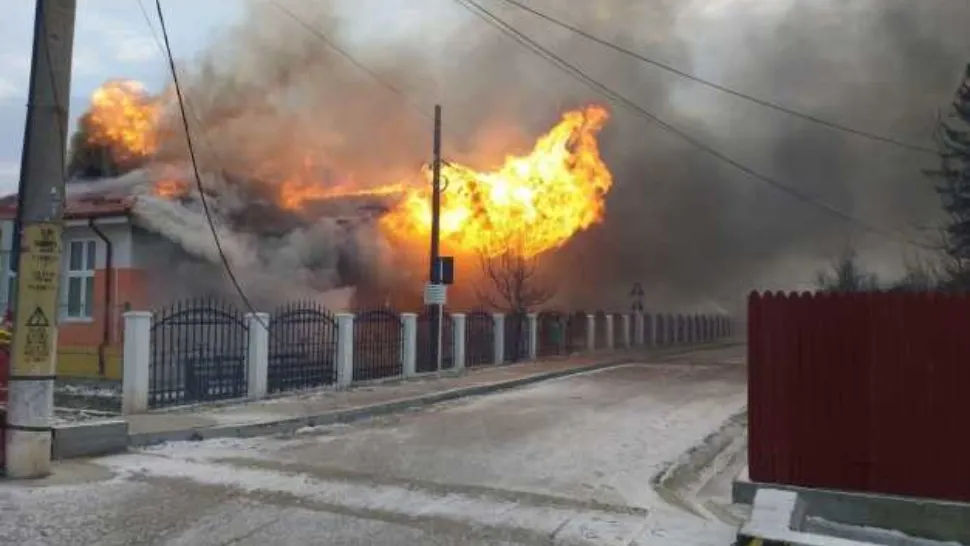 VIDEO | INCENDIU la o școală - 4 autospeciale au intervenit de urgență - Flăcările s-au extins la acoperiș