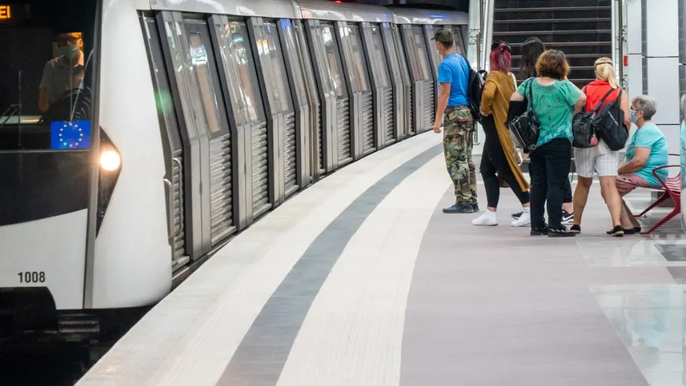 Tentativă de sinucidere la metrou. Mecanicul de tren a reușit să evite în ultimul timp tragedia. Victima e în stare gravă
