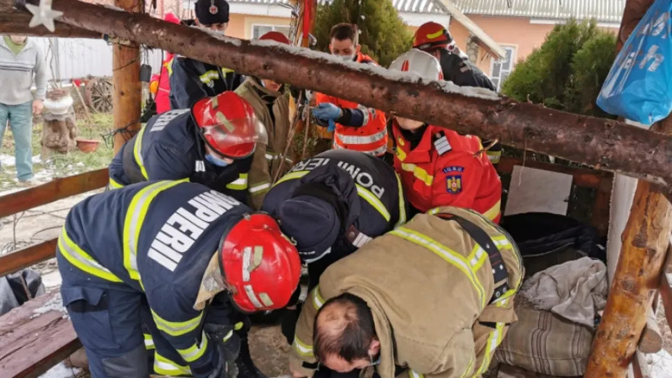 Caz șocant la Bacău: Copil de 4 ani, salvat după ce a căzut într-o fântână adâncă de 15 metri