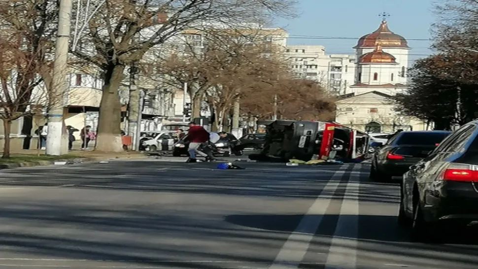 UPDATE VIDEO Momentul accidentului din Brăila, în urma căruia o ambulanță s-a răsturnat