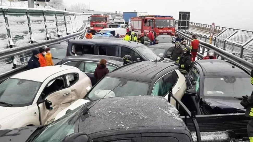 VIDEO + FOTO Tragedie în Italia. Accident în lanț pe autostradă, cel puțin 2 morți și zeci de răniți