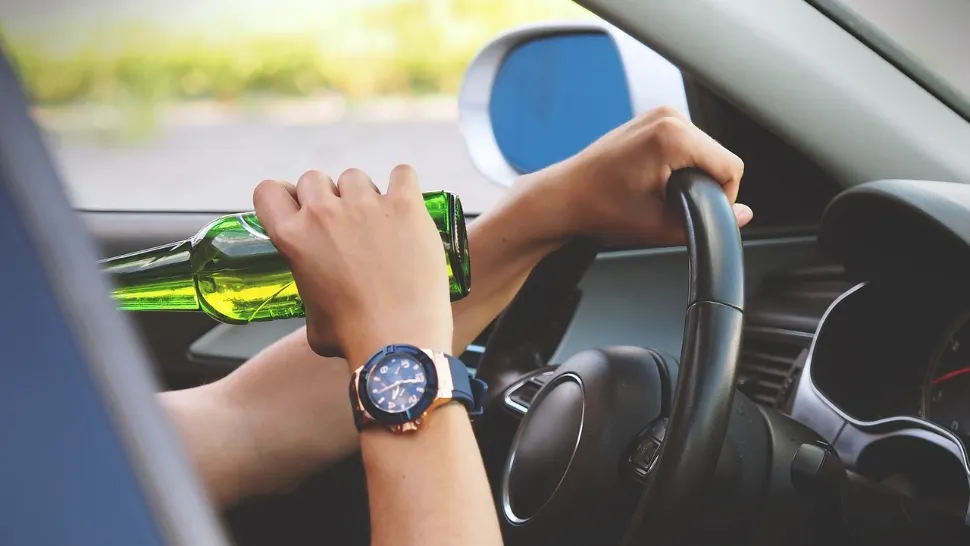 Un bărbat din Olt, ARESTAT preventiv după ce a condus sub influența alcoolului, fără permis și a provocat un accident