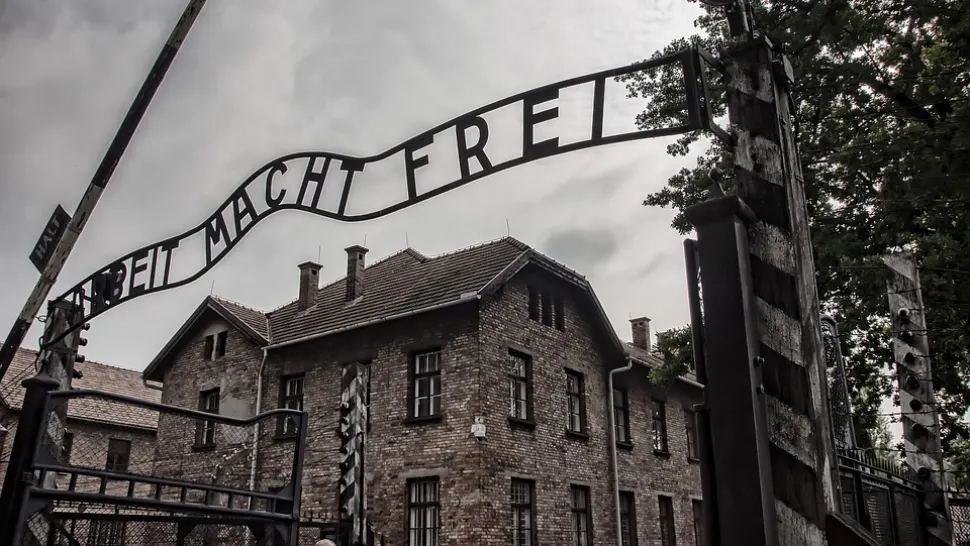PRIMA condamnare pronunțată în România pentru negarea Holocaustului: Un fost ofițer SRI a primit un an și o lună de închisoare