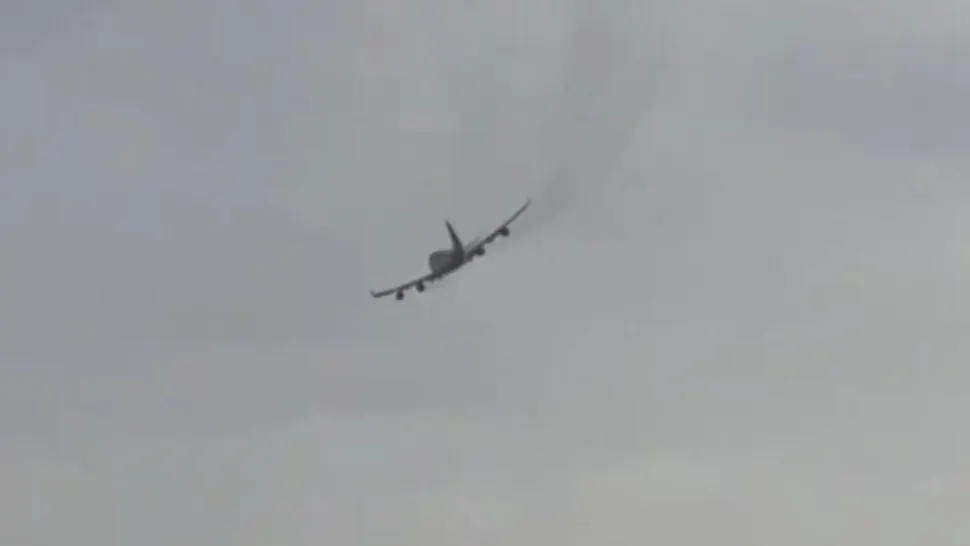 VIDEO - Incident aviatic - Bucăți din motorul unui avion au căzut la decolare - Mai multe mașini au fost distruse