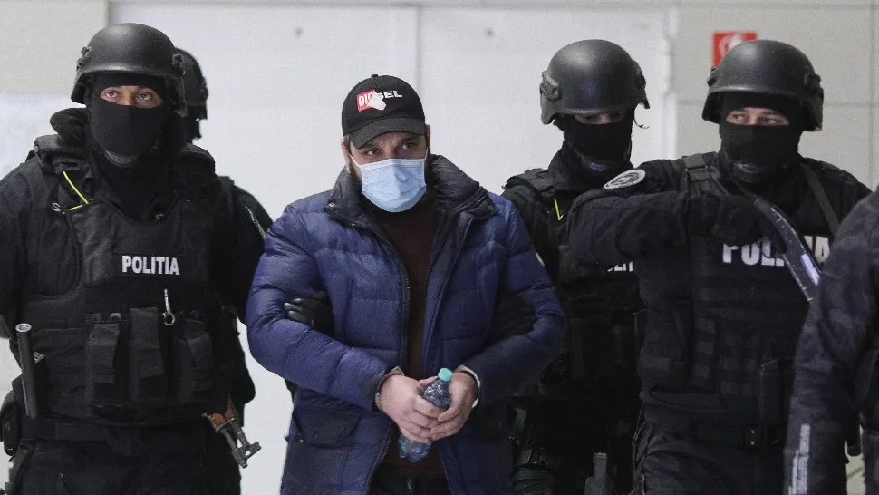Unul dintre cei mai căutați interlopi români a fost adus în țară noaptea trecută - El a înjunghiat un tânăr, în fața unui club 