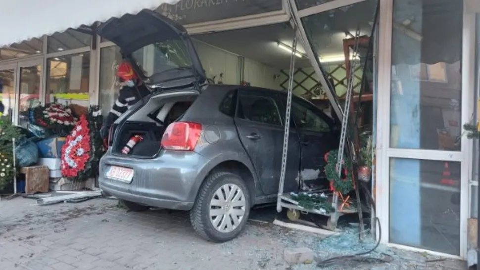 O femeie a intrat cu mașina într-o florărie din Alba Iulia - O persoană a fost luată pe capotă, doi copii au făcut atac de panică