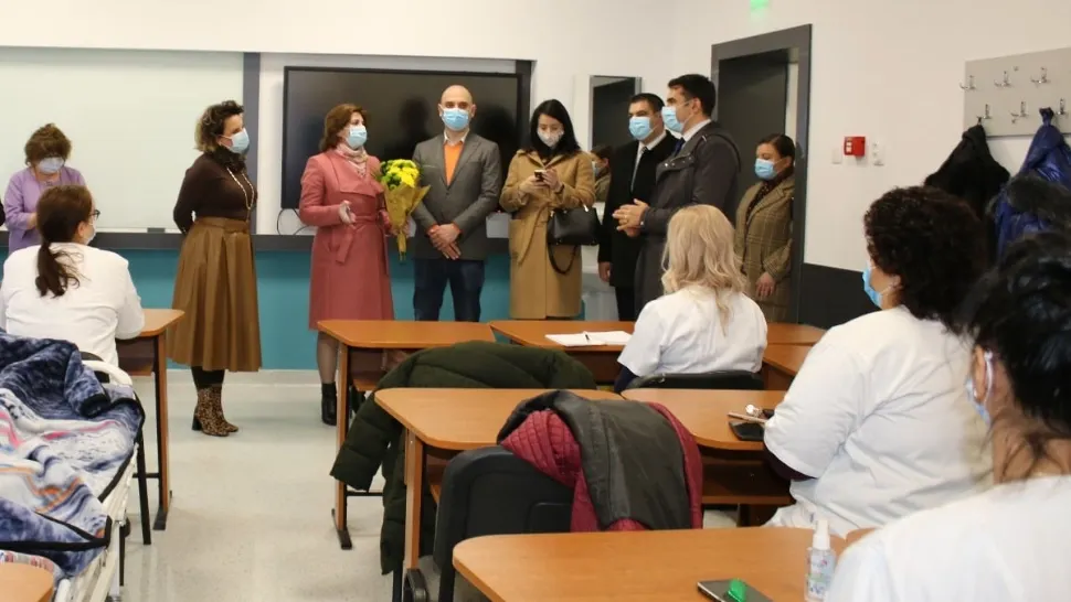 Primarul sectorului 2 și fostul ministru Monica Anisie, vizită într-o școală și o grădiniță, în ciuda restricțiilor COVID