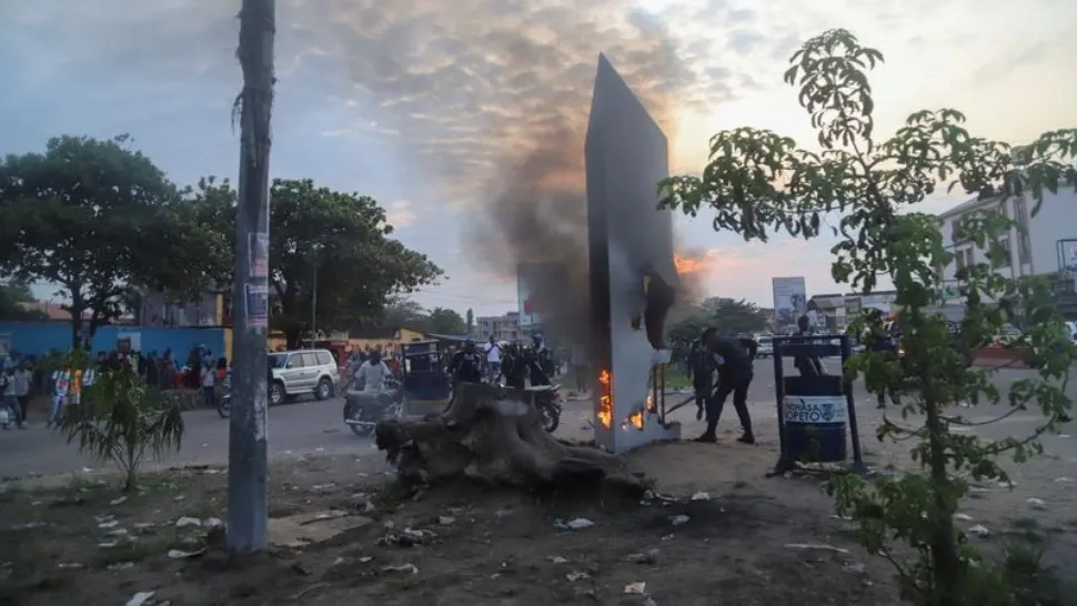 VIDEO | Povestea monolitului care dă bătăi de cap omenirii continuă. De data aceasta a apărut în Congo, unde a fost incendiat de localnici