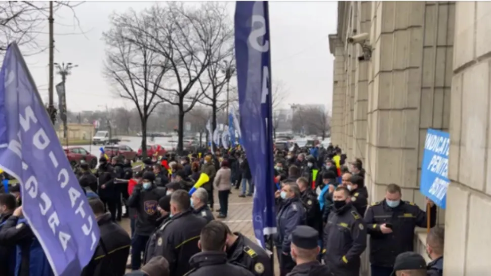 VIDEO | Angajații din penitenciare amenință cu BLOCAREA activității. Protest în fața ministerului Justiției - principalele revendicări