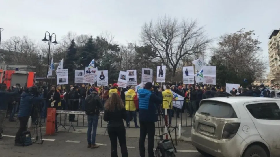 Protest de amploare al angajaților de la metrou în fața Ministerului Transporturilor