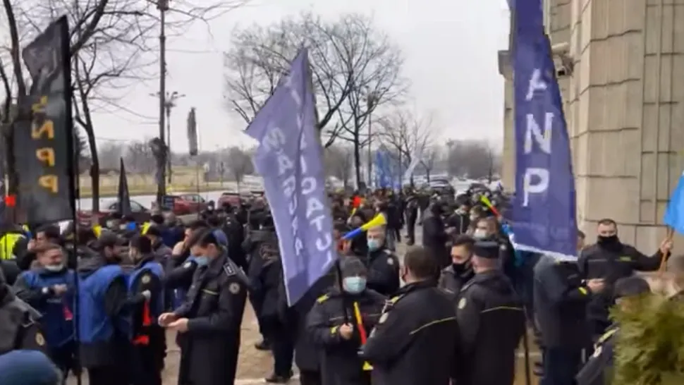 VIDEO | Ziua și PROTESTUL. Polițiștii continuă acțiunile: „Am fost peste tot. Numai promisiuni. Ne-au închis ușa în nas!”