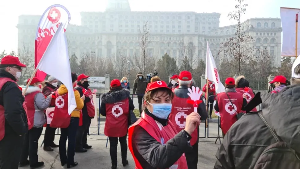 Protest în fața Guvernului, oamenii cer majorarea salariilor cu 15%